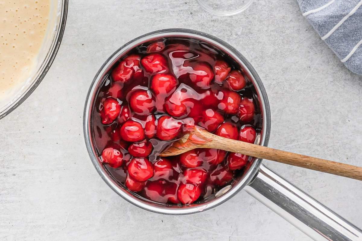 Garniture de tarte aux cerises dans une petite casserole.