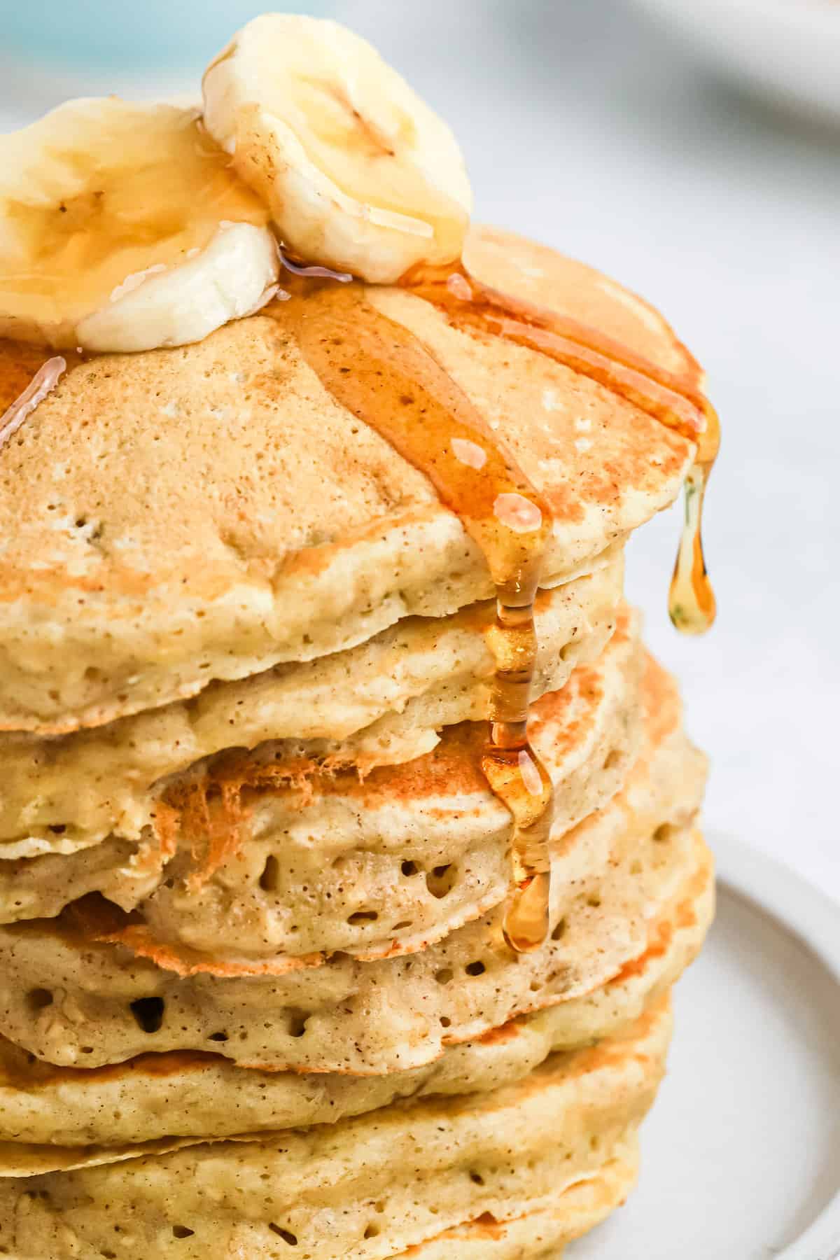 Empilement de pancakes avec du sirop s'écoulant.