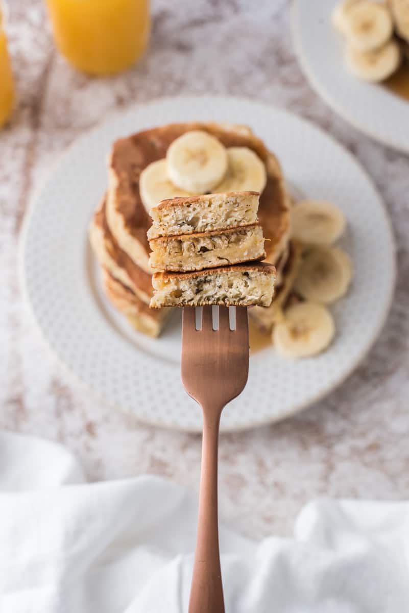Morceaux de pancakes à la banane sur une fourchette.