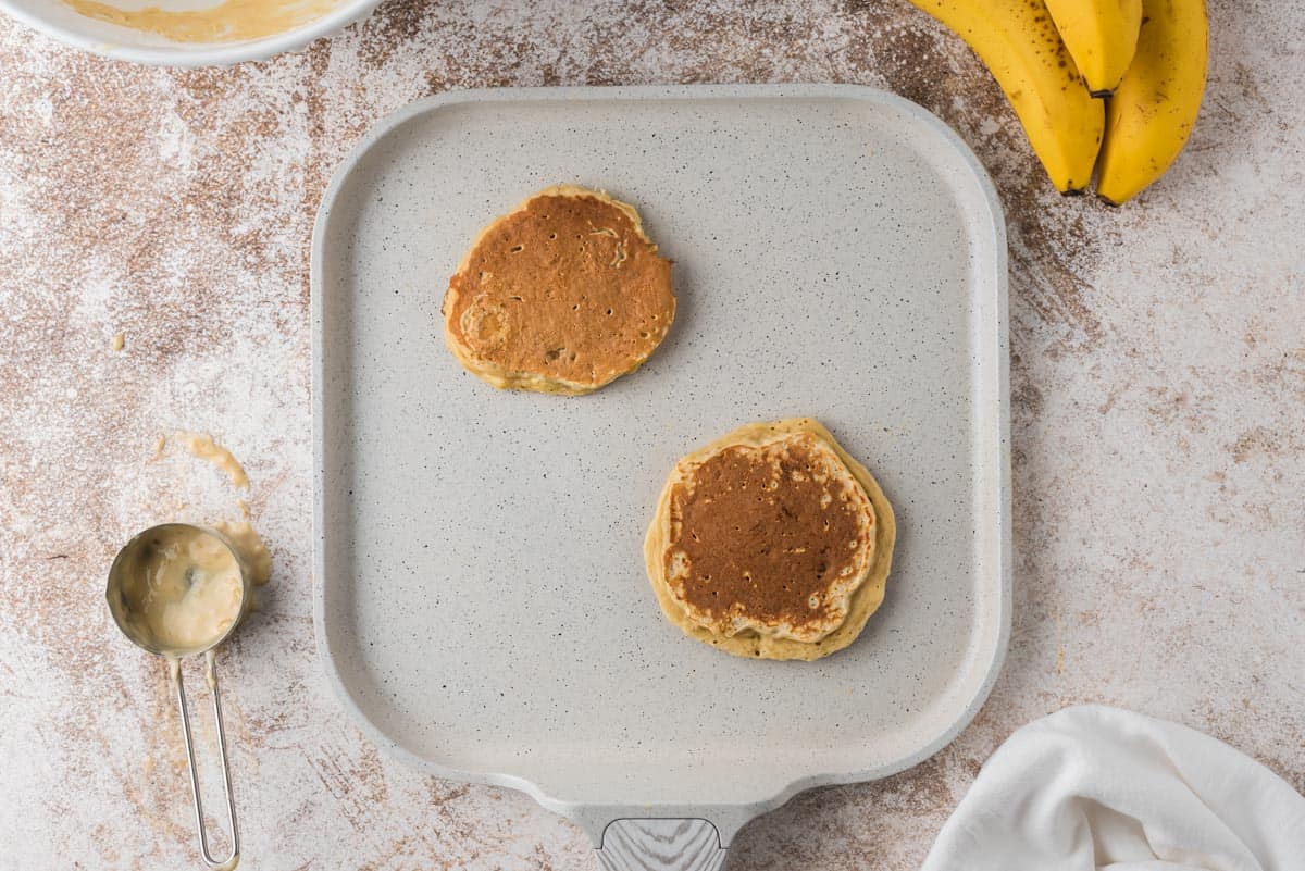 Pancakes cuits sur une poêle.