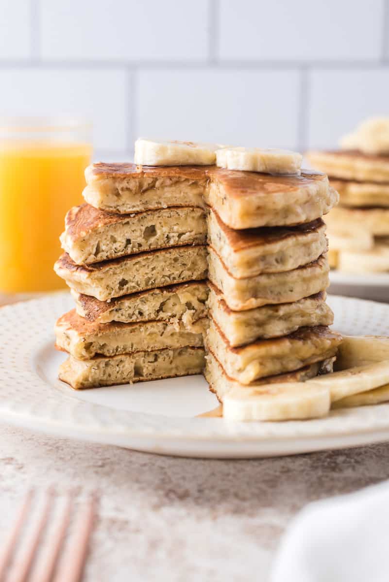Pile de pancakes avec une part coupée pour montrer la texture.