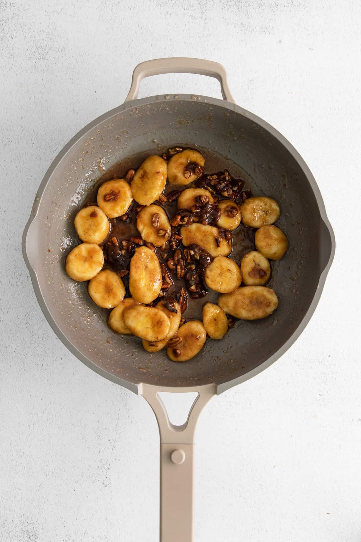 Sauce Bananas Foster dans une poêle.