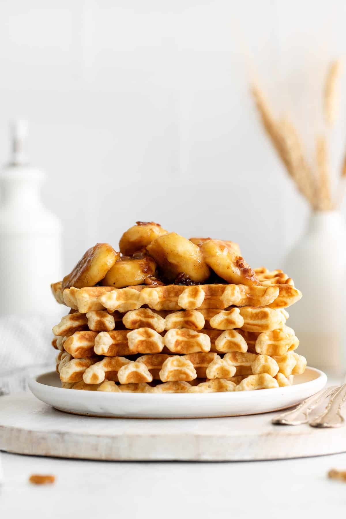 Garniture de banane sur une pile de gaufres.