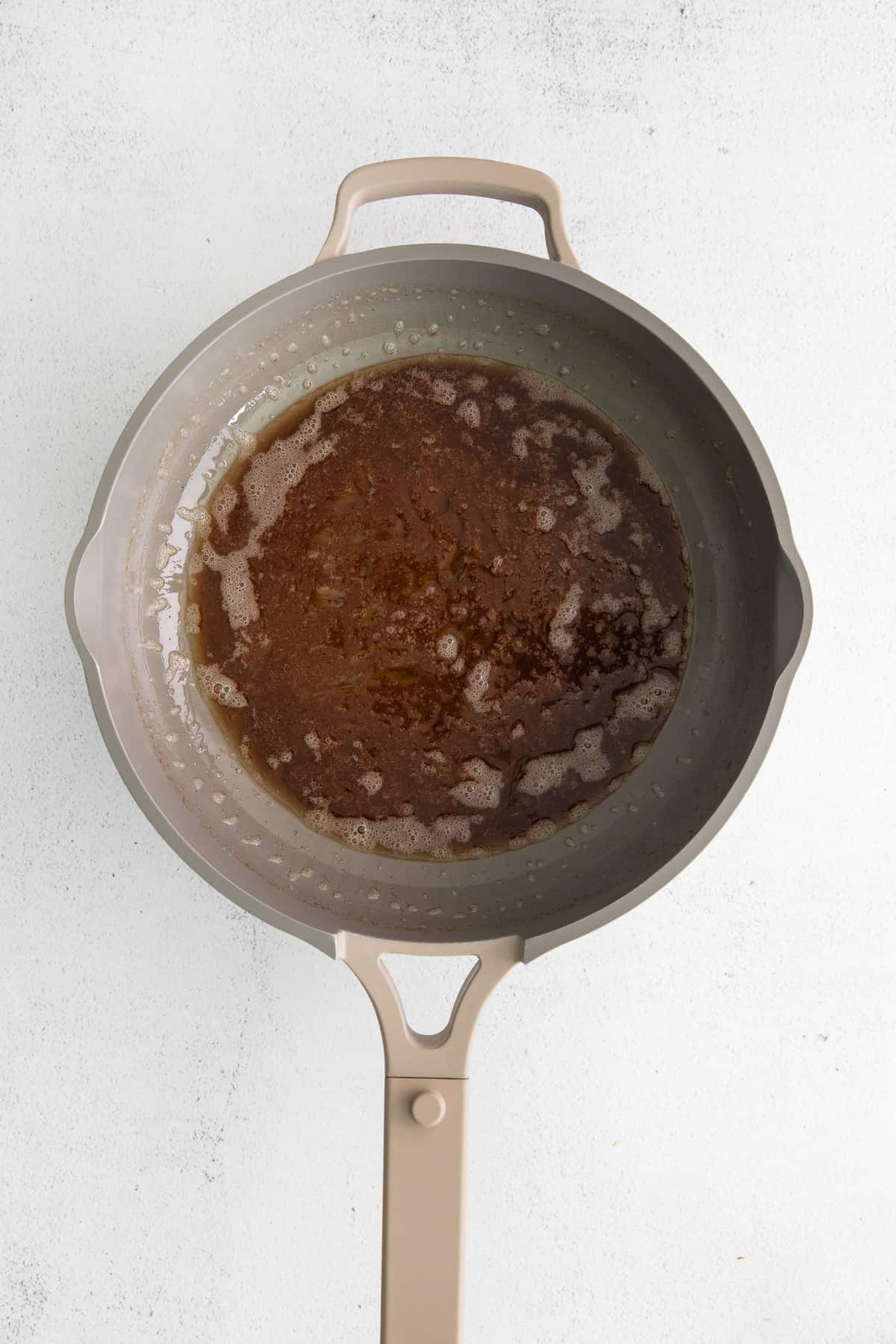 Sauce caramel dans une poêle.