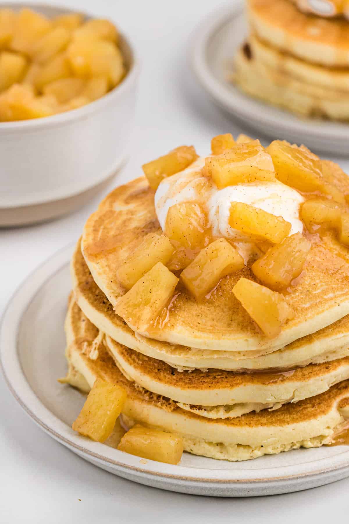 Sauce à l'ananas sur une pile de pancakes.