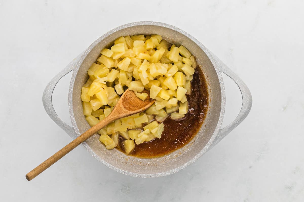 Ananas ajouté à la poêle.
