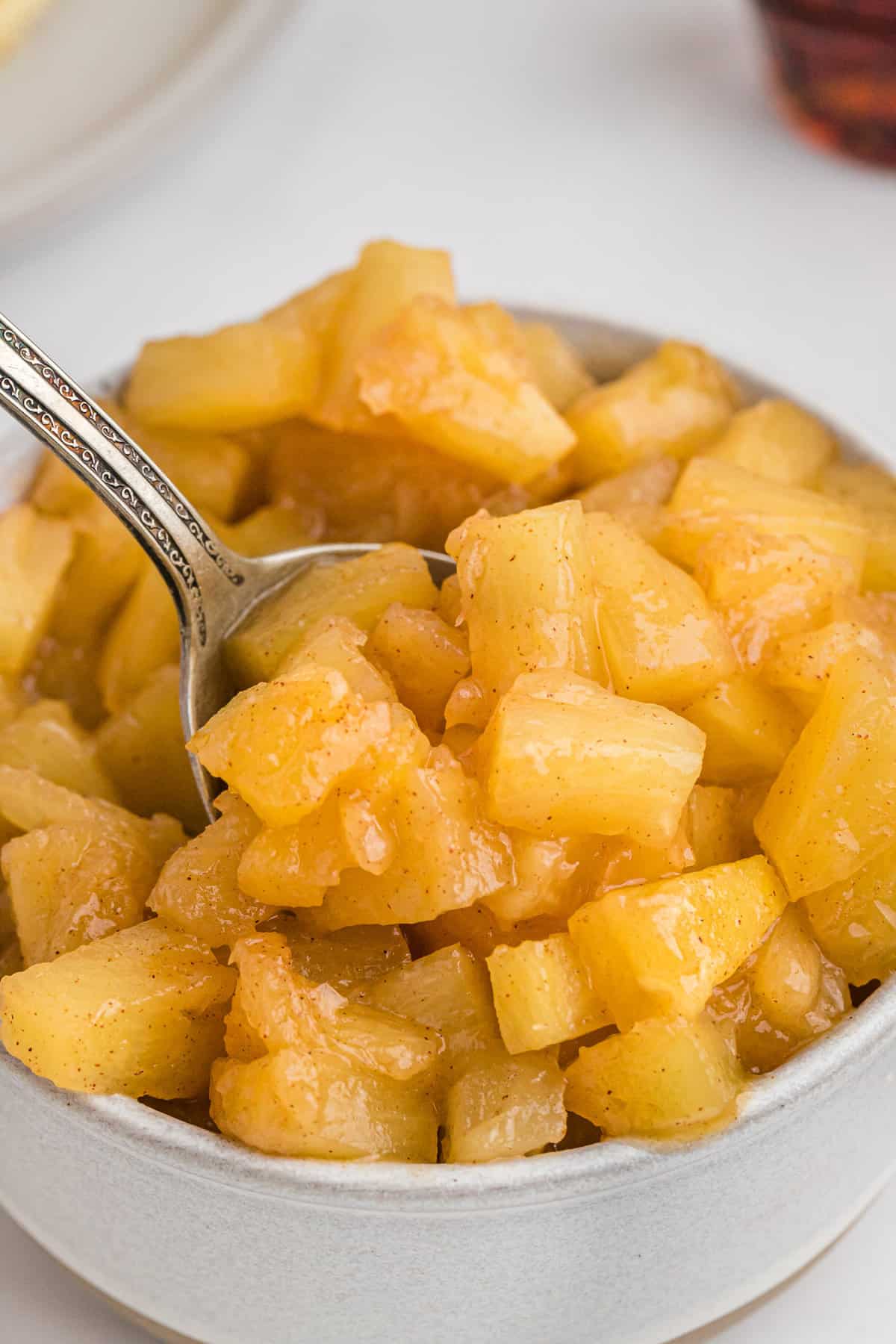 Ananas dans un bol avec une cuillère.