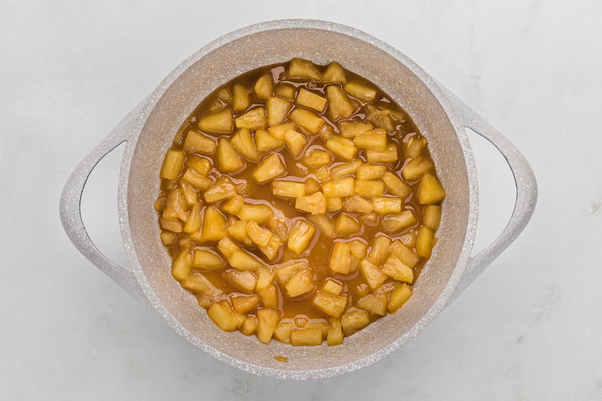 Ananas caramélisé dans une poêle.