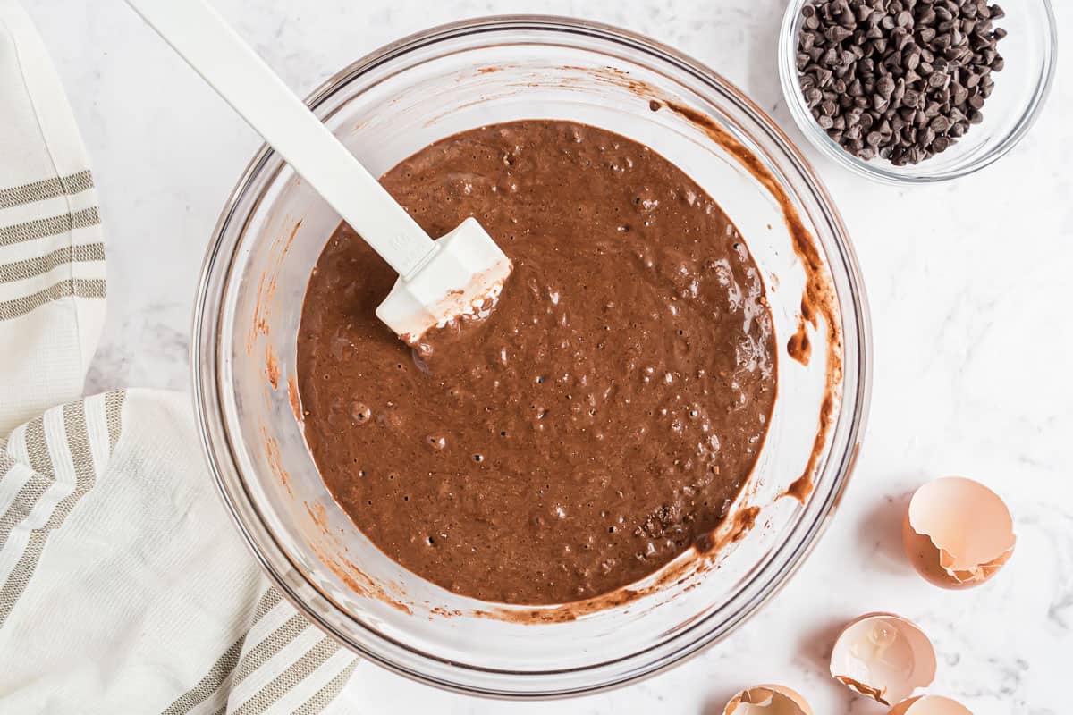 Pâte à pancake au chocolat dans un bol à mélange en verre clair.