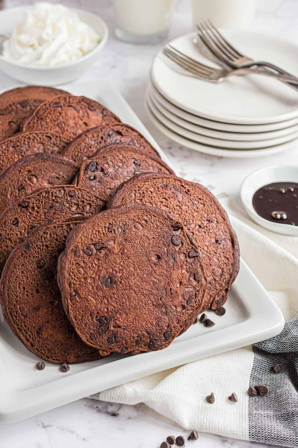 Pancakes au chocolat sur un plat blanc.