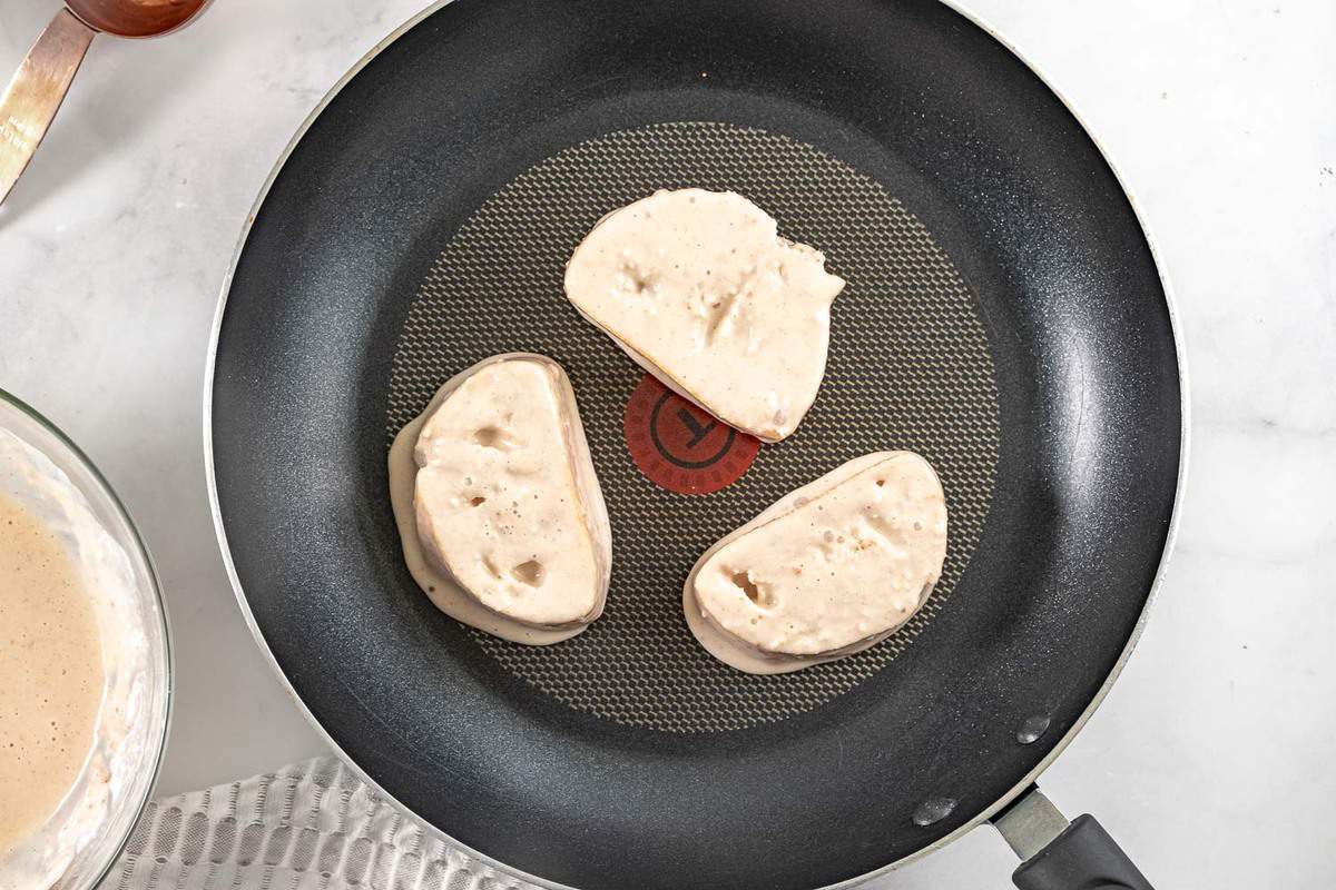 Pain perdu vegan non cuit dans une poêle en fonte.