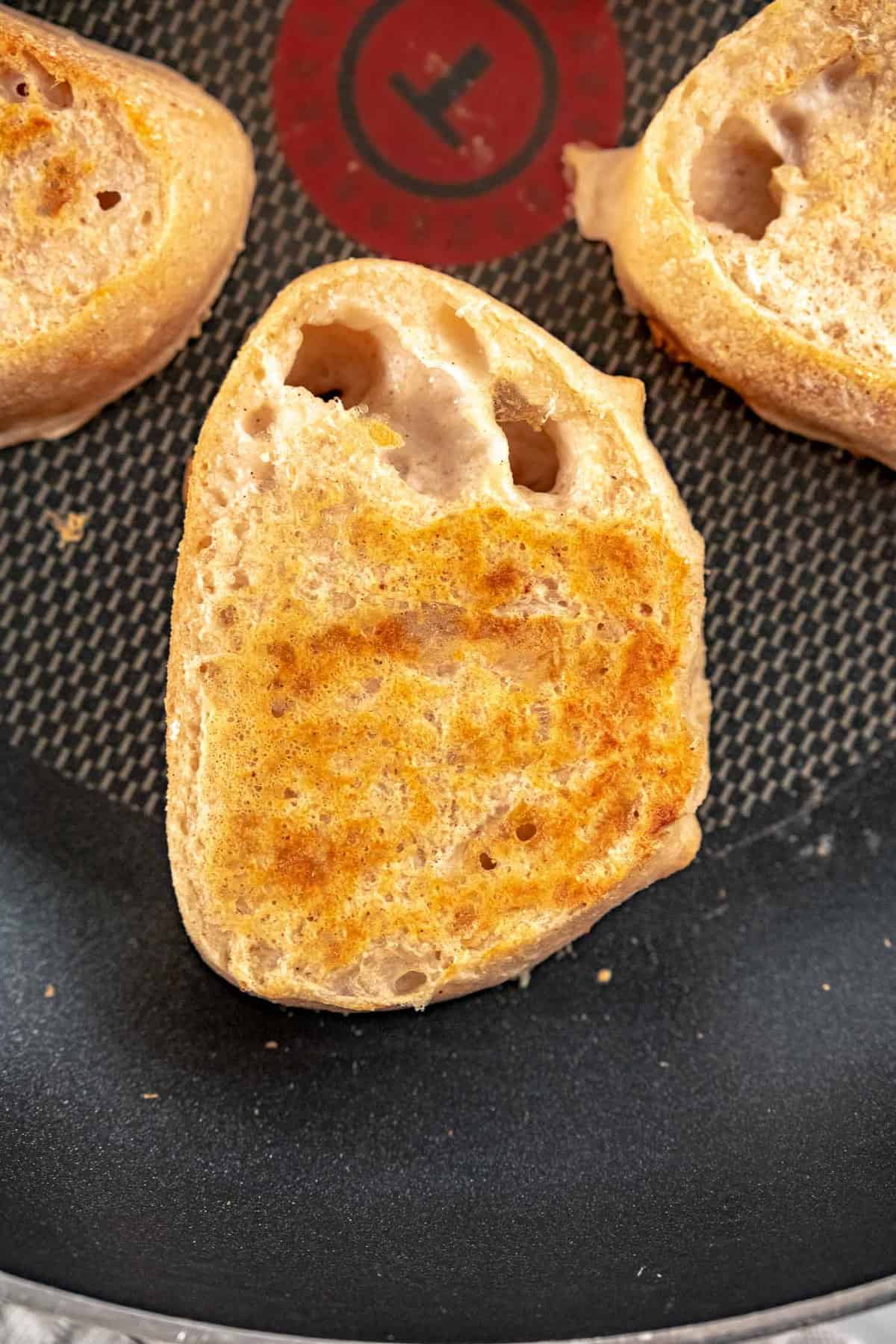 Pain perdu doré dans une poêle noire.