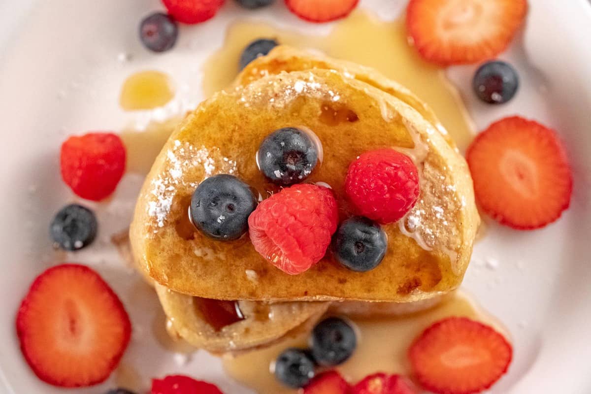 Vue aérienne du pain perdu avec des baies et du sirop.