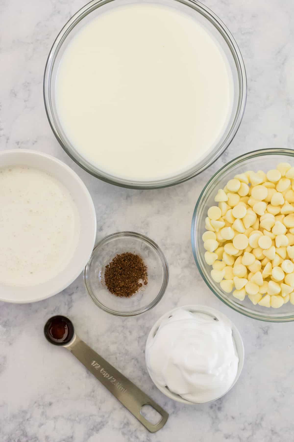 Ingrédients nécessaires incluant des pépites de chocolat blanc.