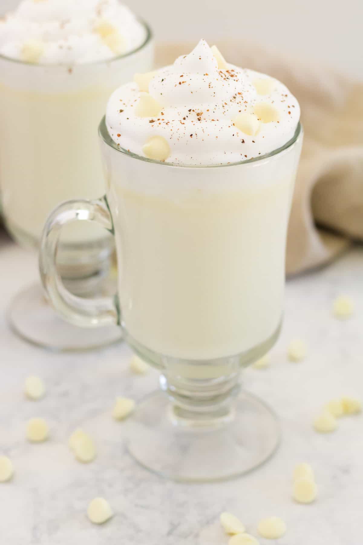Tasse de chocolat chaud blanc.