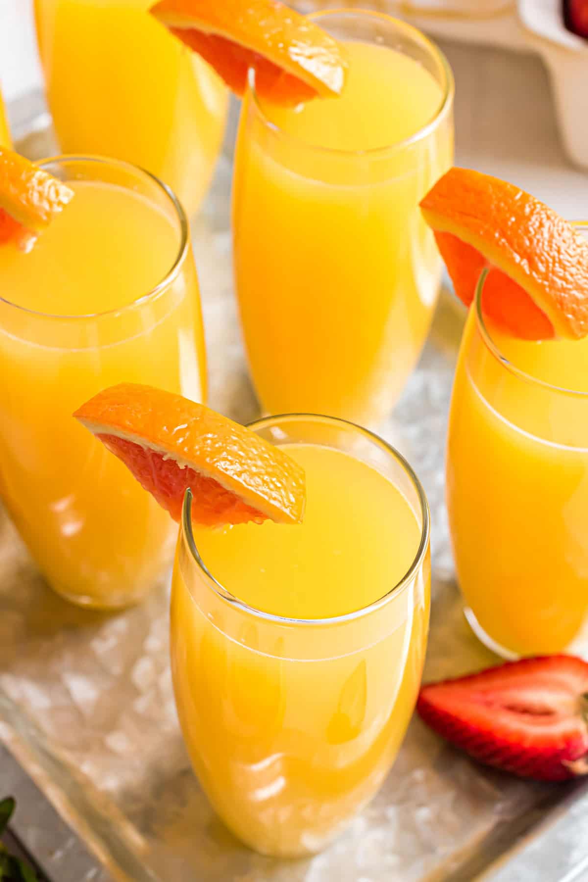 Vue aérienne inclinée de mimosas garnis de tranches d'orange.
