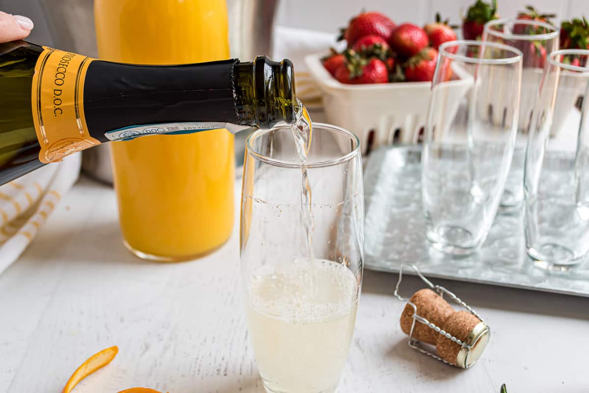 Du prosecco versé dans un verre.