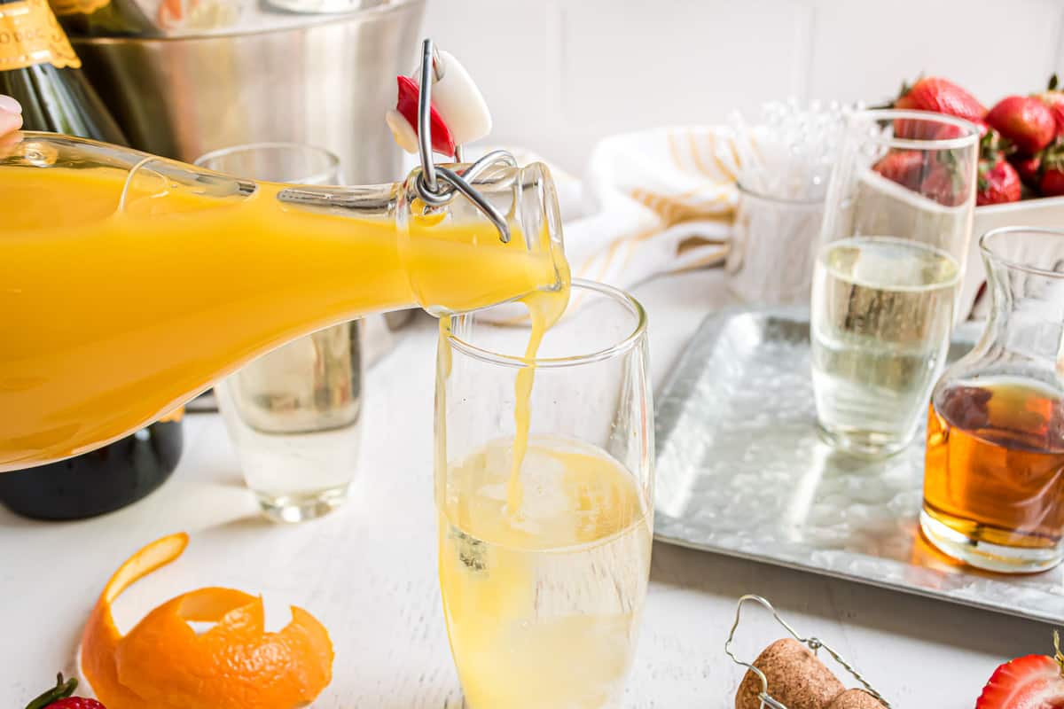 Du jus d'orange versé dans un verre avec du prosecco.