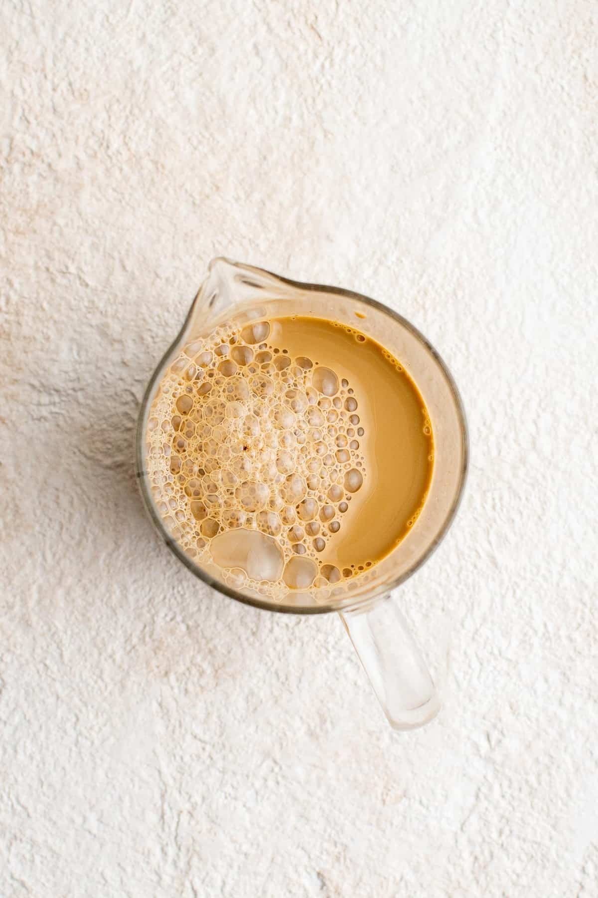 Lait et café mélangés ensemble.