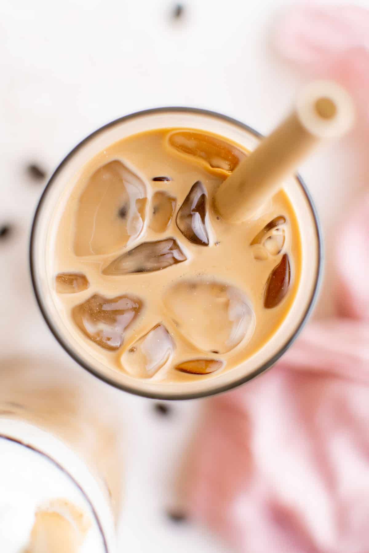Vue de dessus d'un café glacé avec une paille.
