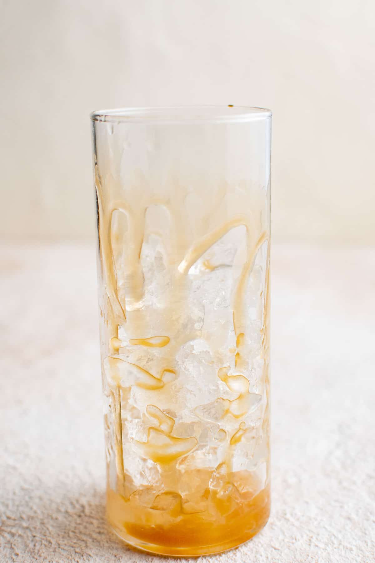 Caramel versé dans un verre vide.