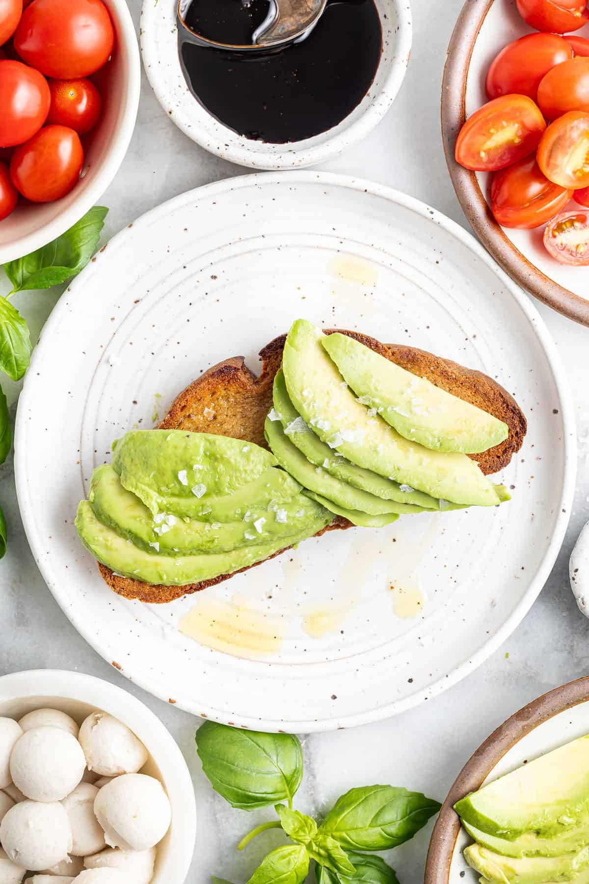 Toast à l'avocat sans garniture.