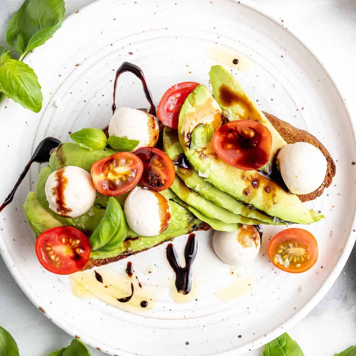 Tartine à l'avocat Caprese