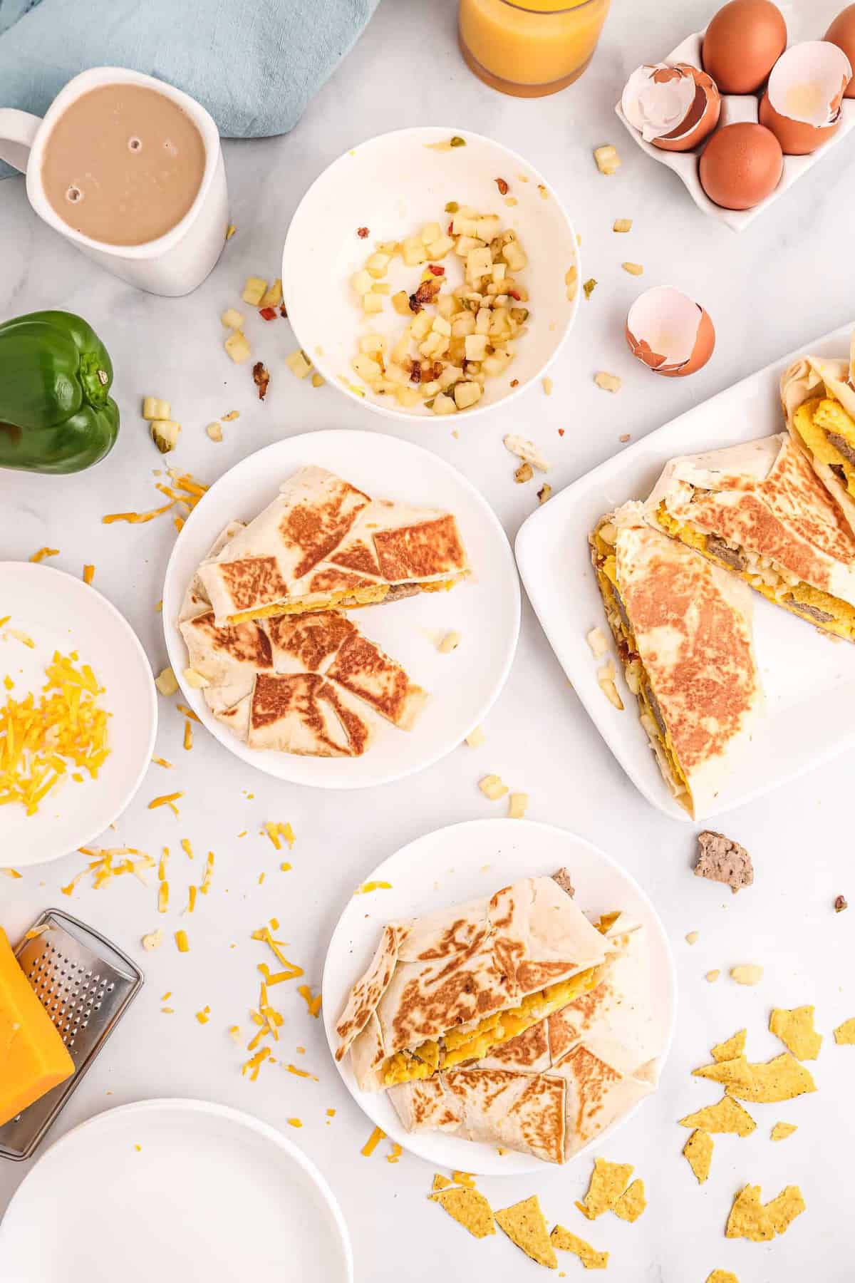Vue aérienne de crunchwraps préparés avec des ingrédients de petit-déjeuner.