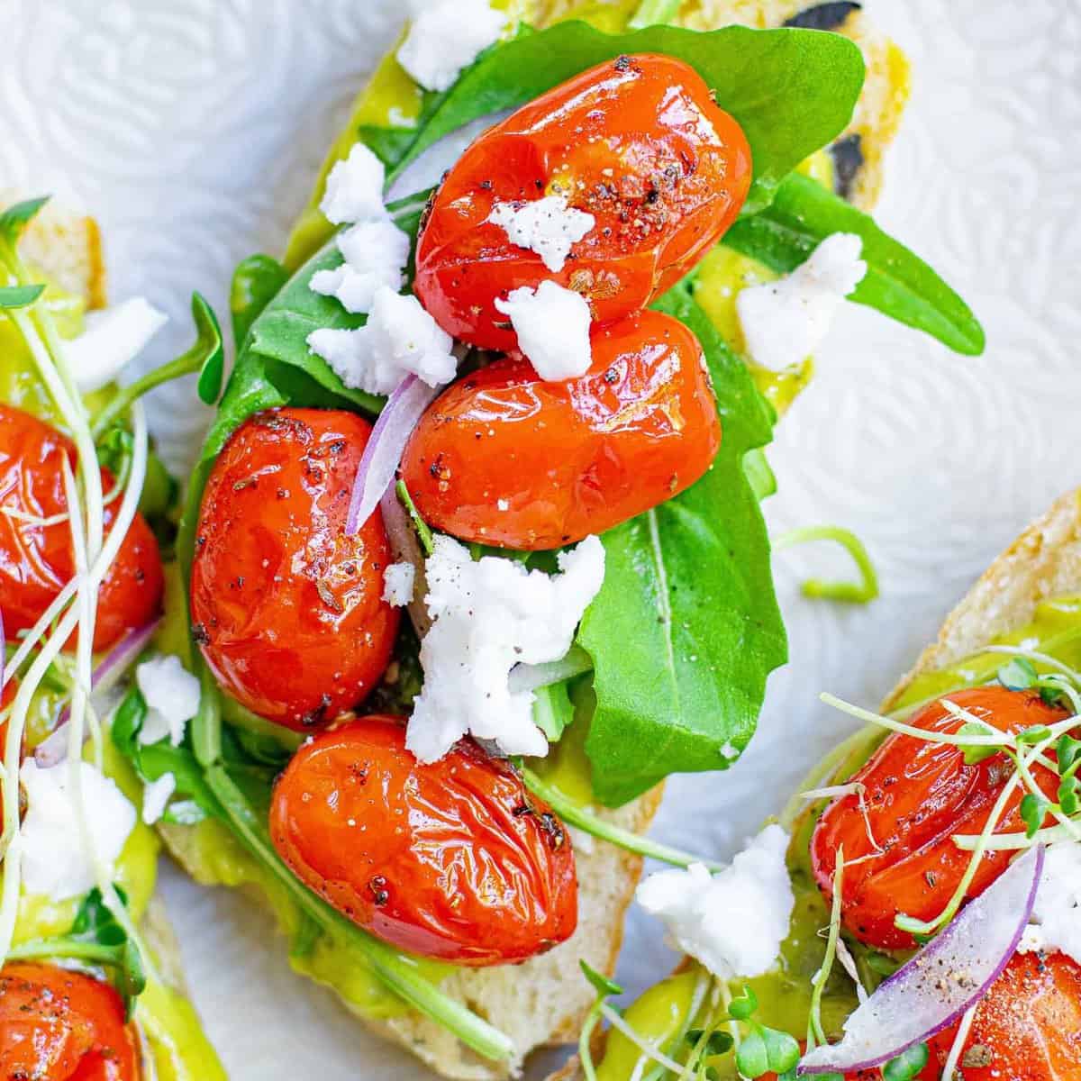 Tartine à l'avocat et aux tomates rôties
