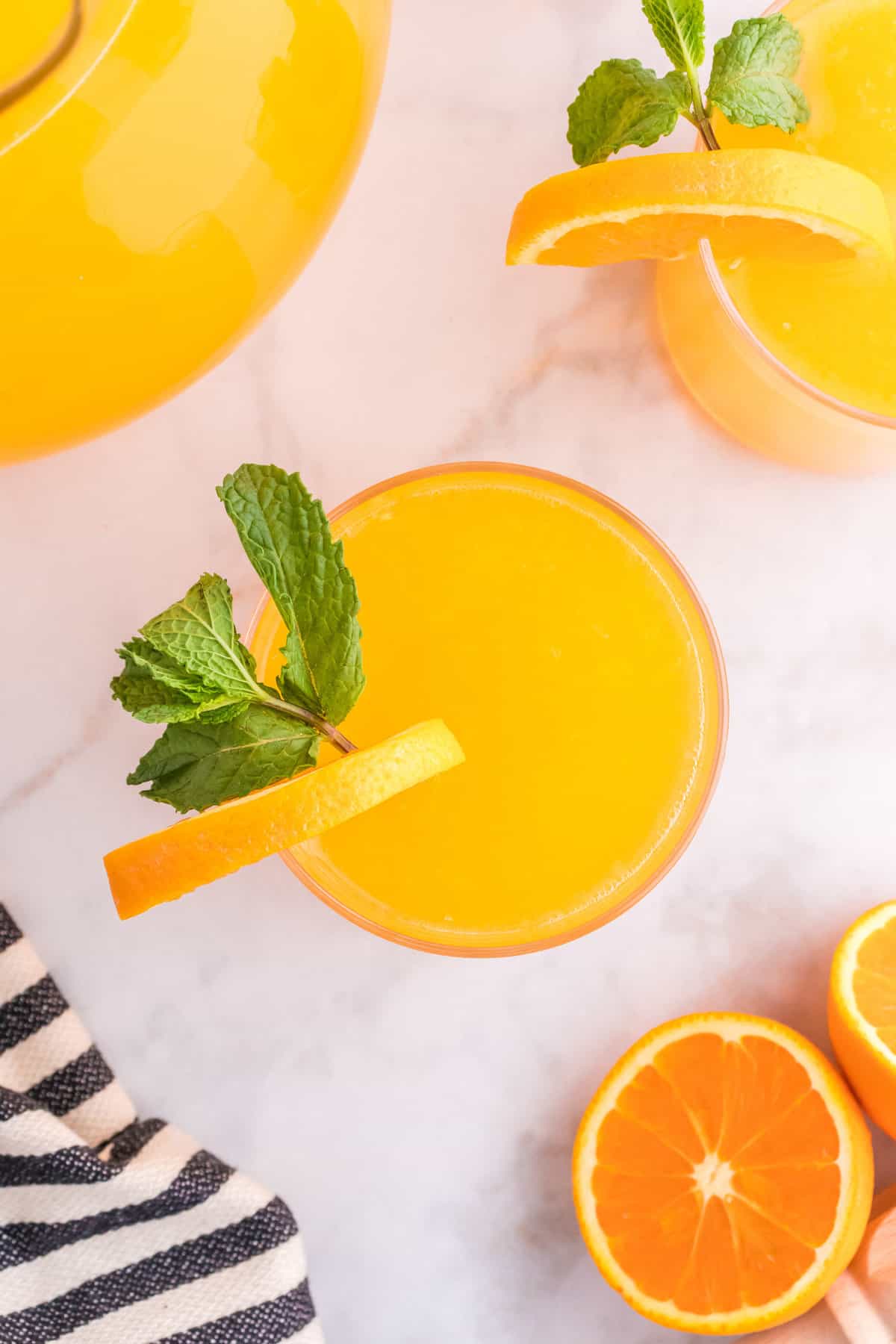 Vue aérienne de l'orangeade, garnie de menthe.