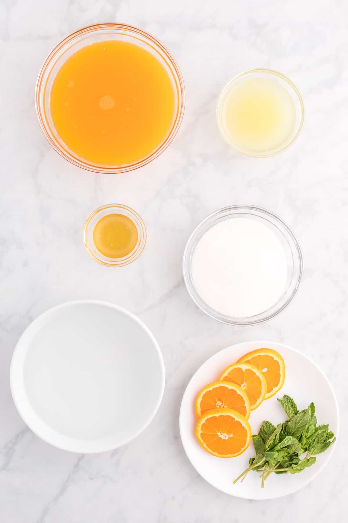 Vue aérienne des ingrédients, y compris le jus d'orange et le jus de citron.