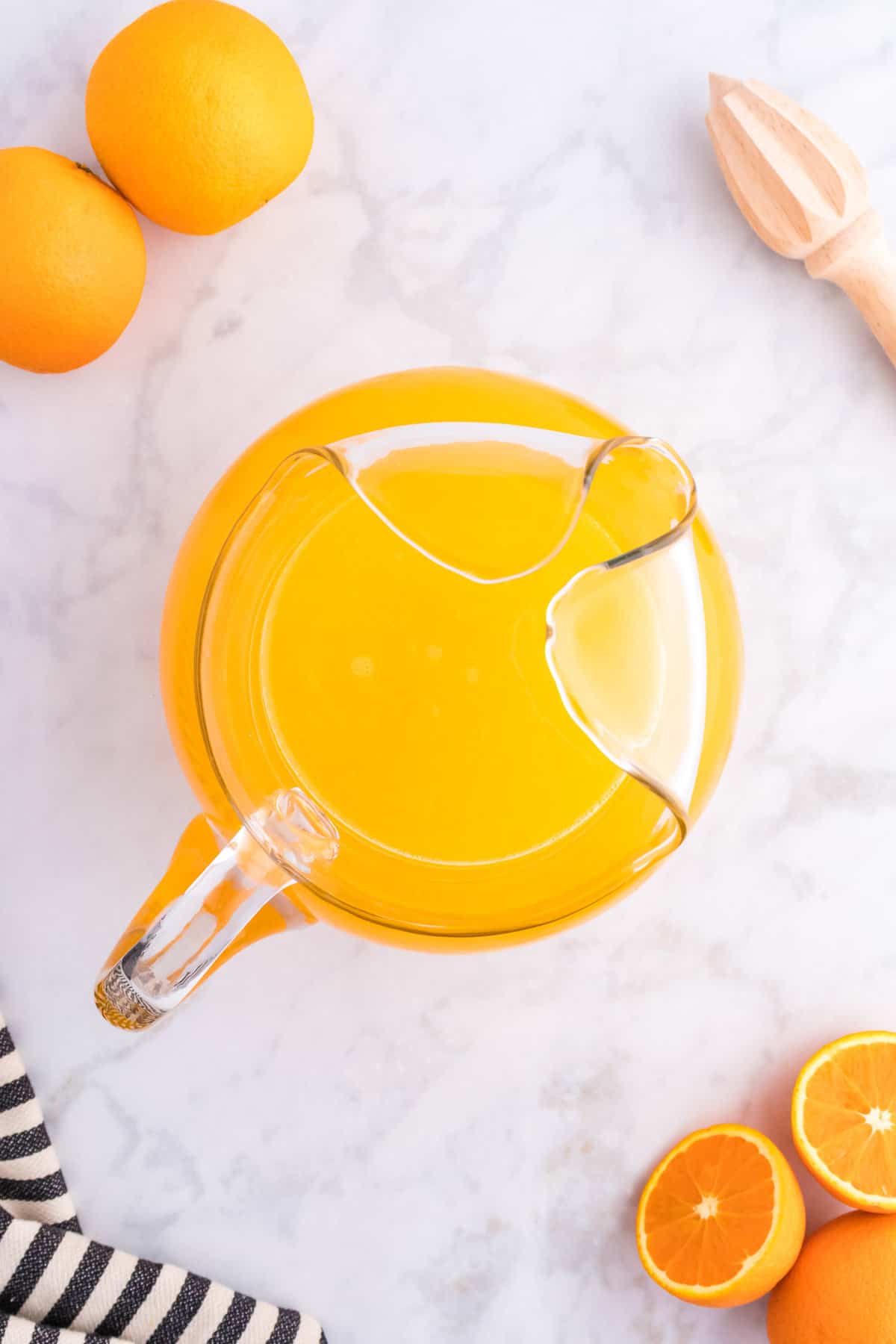 Orangeade dans un pichet.