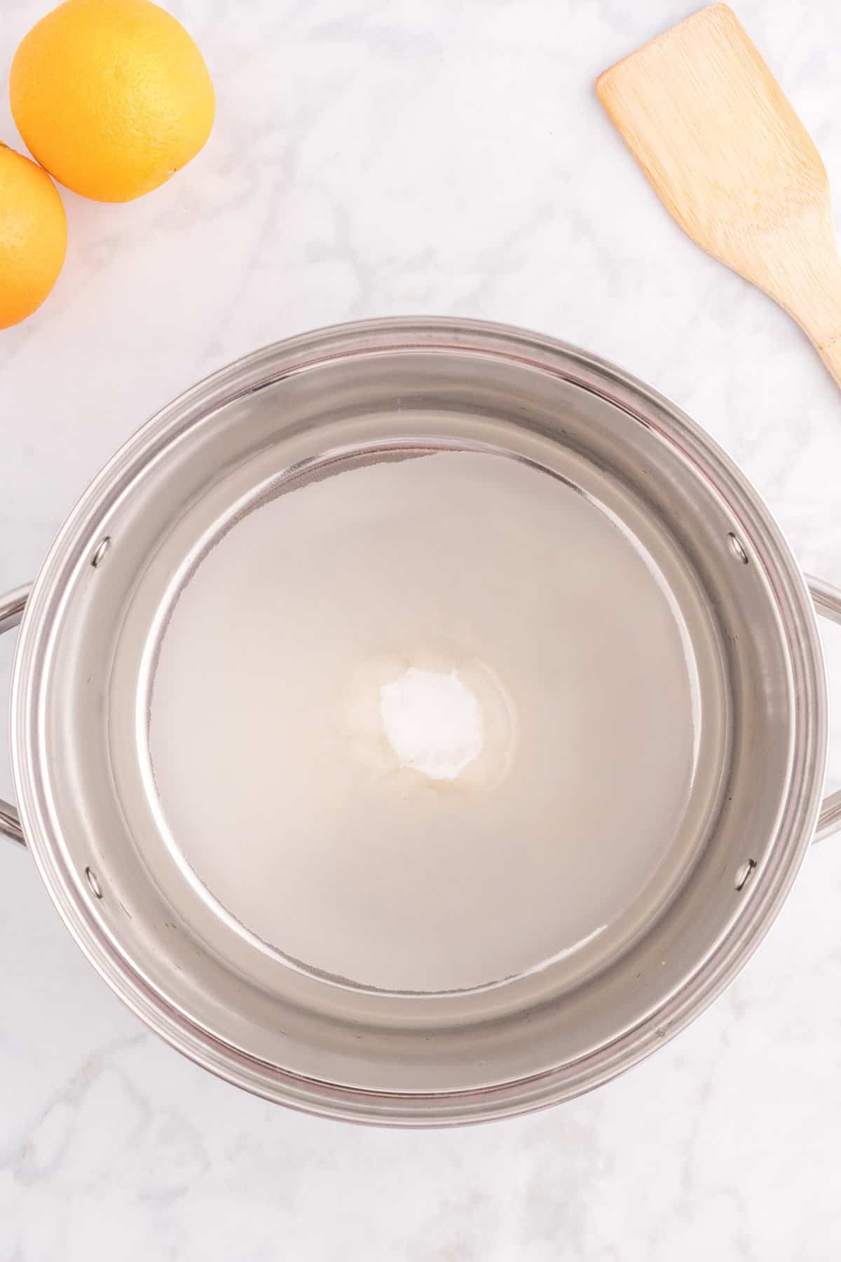 Sirop simple en train d'être préparé.