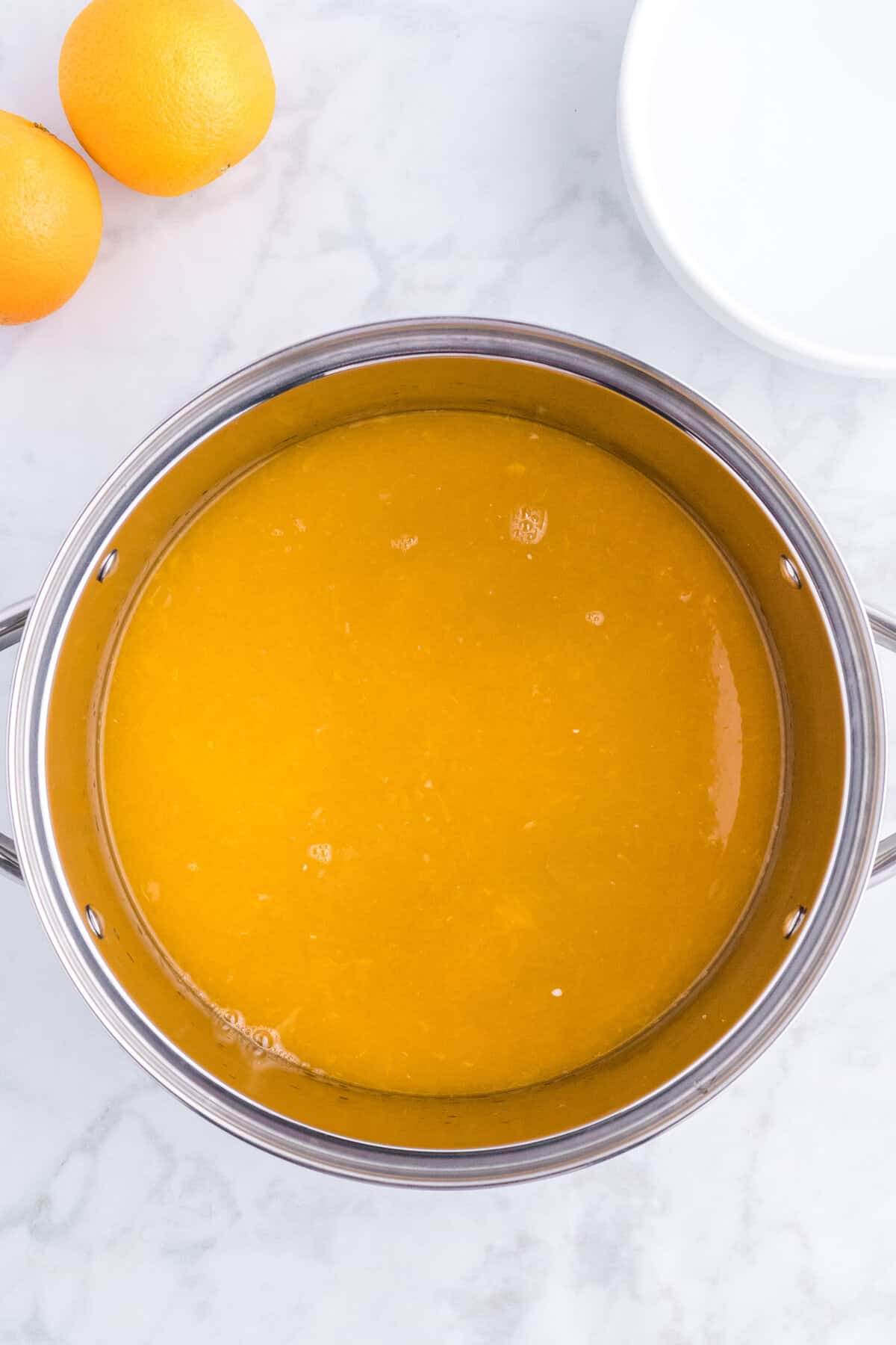 Jus dans une casserole.