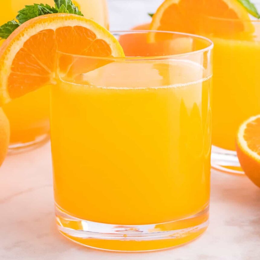 Orangeade et Pancakes sur un Plateau