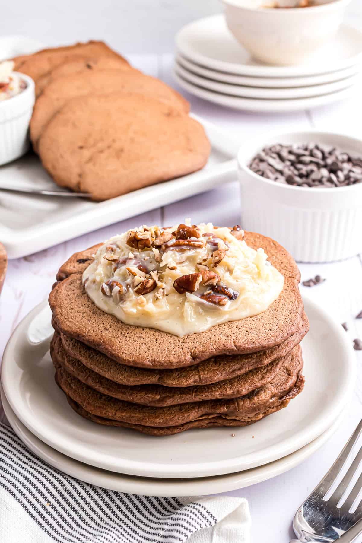 Pile de pancakes au chocolat avec une garniture de gâteau au chocolat allemand.