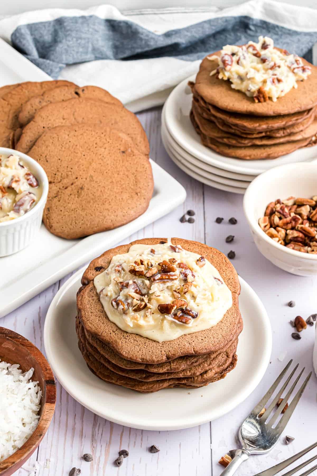 Pancakes, certains avec garnitures, d'autres sans.
