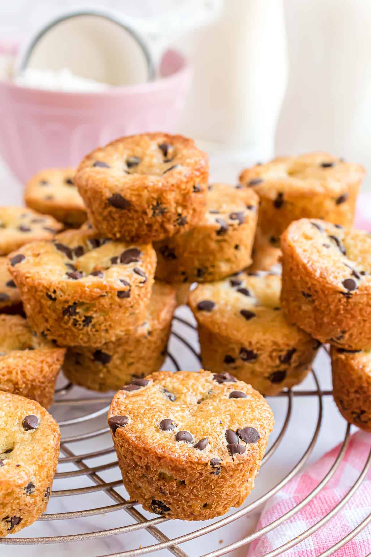 Mini muffins empilés sur une grille de refroidissement.