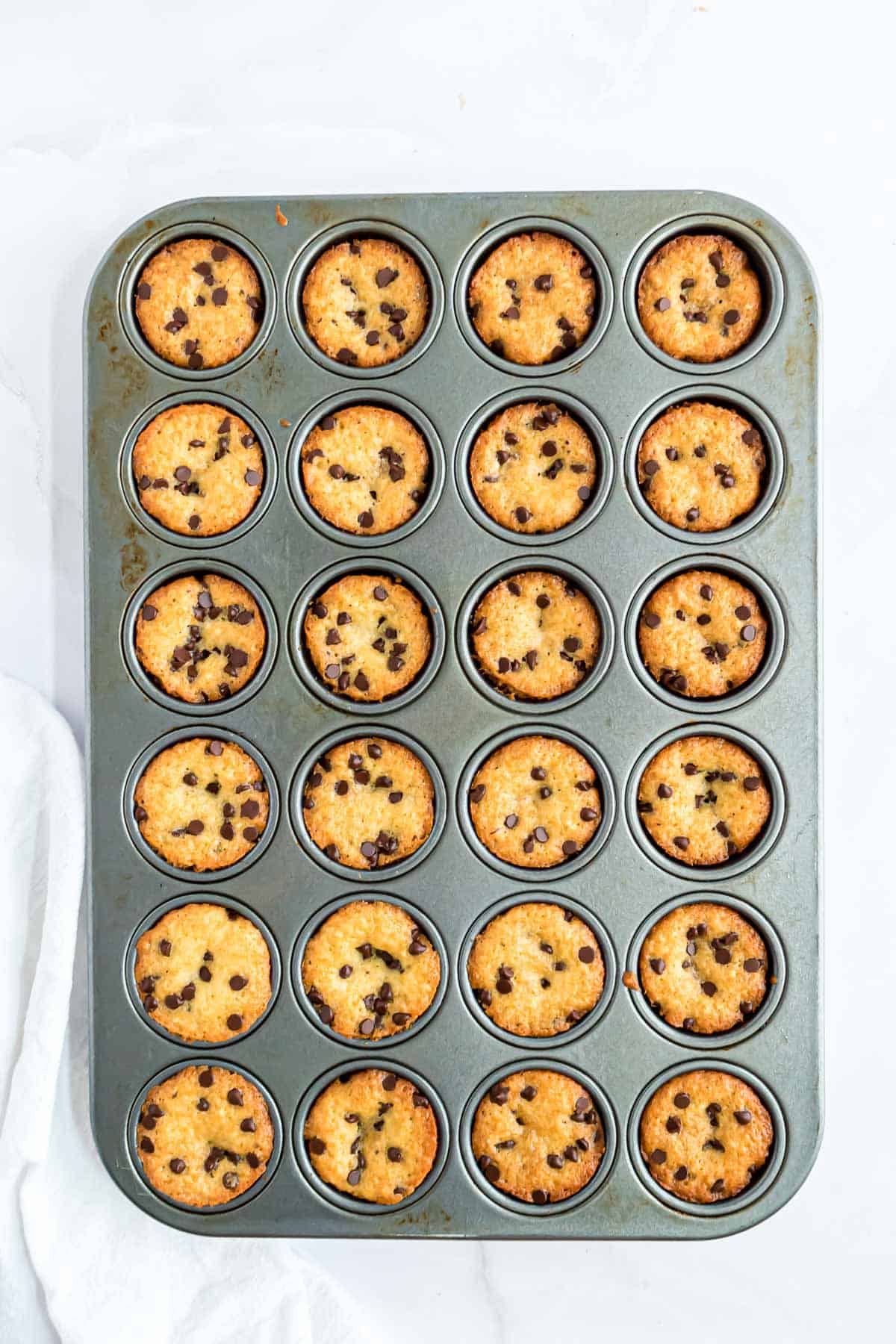 Muffins cuits dans le moule.
