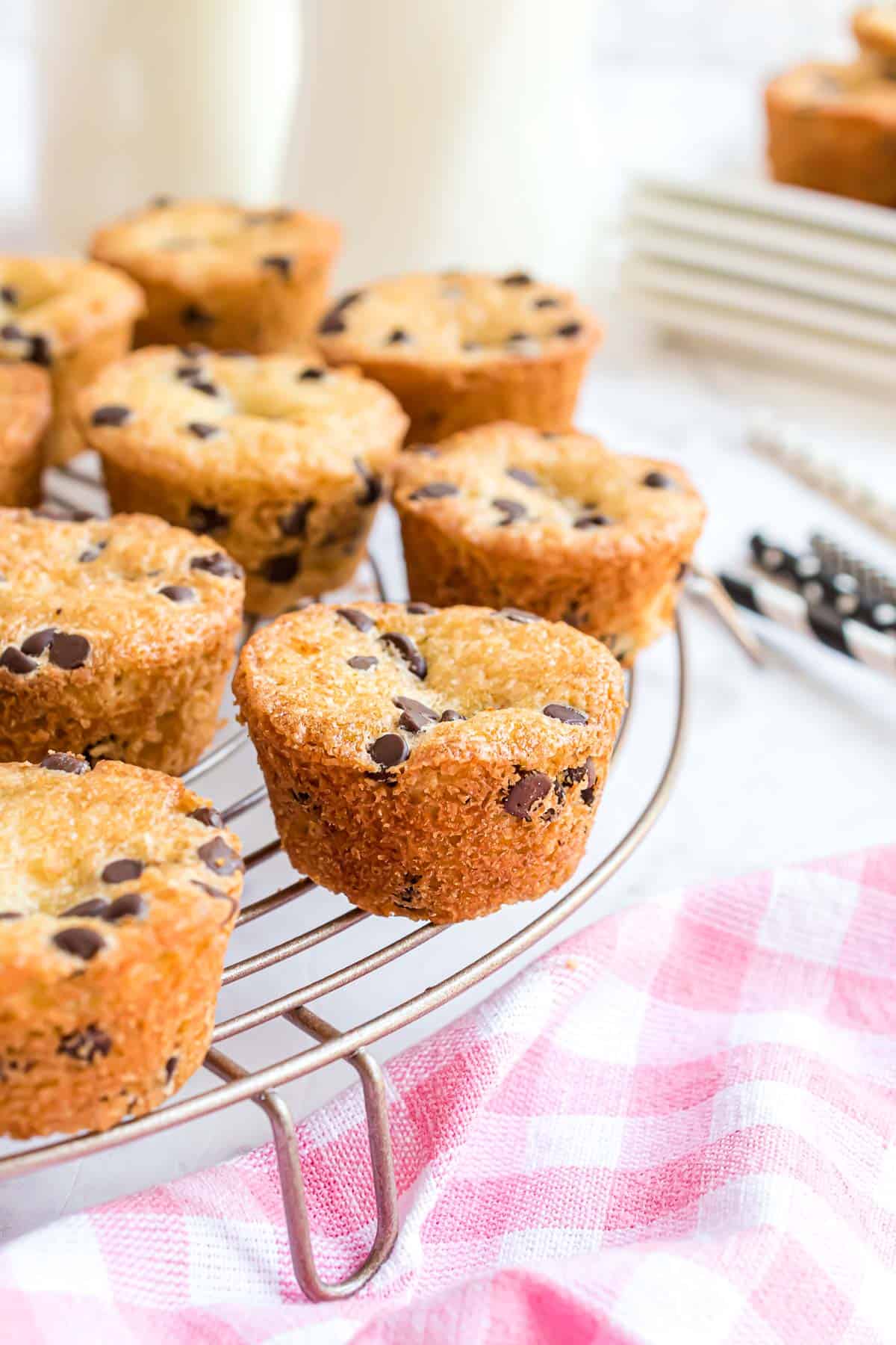 Muffins sur une grille de refroidissement.
