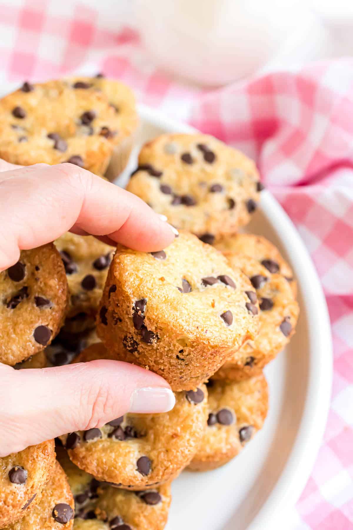 Main tenant un muffin.