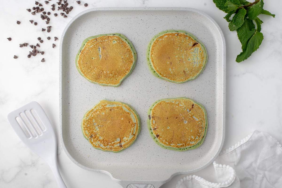 Pancakes cuits sur une plaque de cuisson.