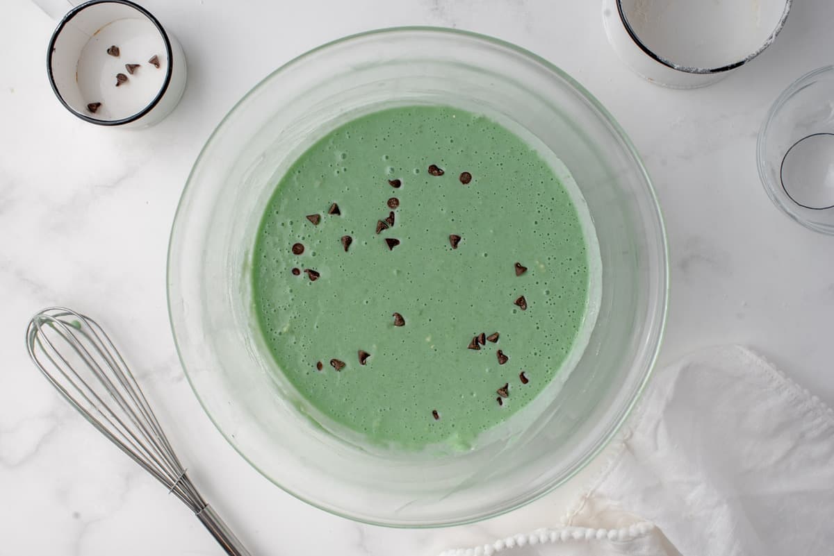 Pépites de chocolat dans une pâte vert clair.