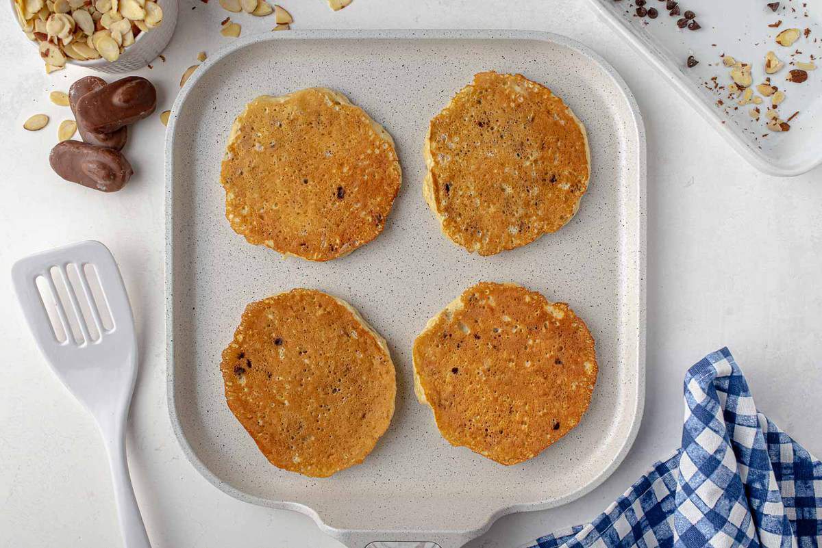 Pancakes sur la plaque de cuisson.