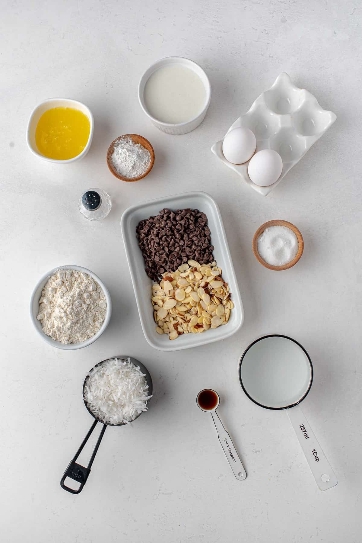 Ingrédients nécessaires pour la recette, y compris le chocolat, les amandes, la noix de coco.
