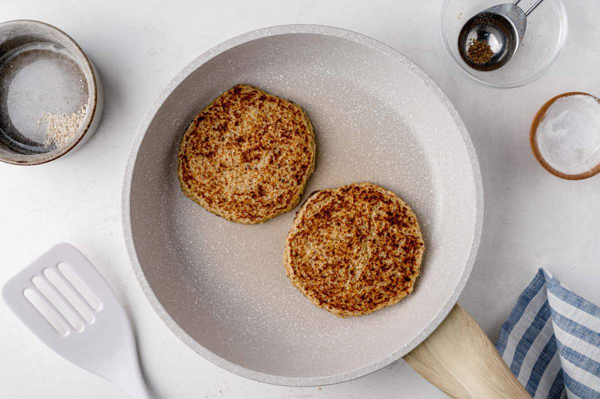 Pancakes au miel et à l'avoine dans une poêle blanche.