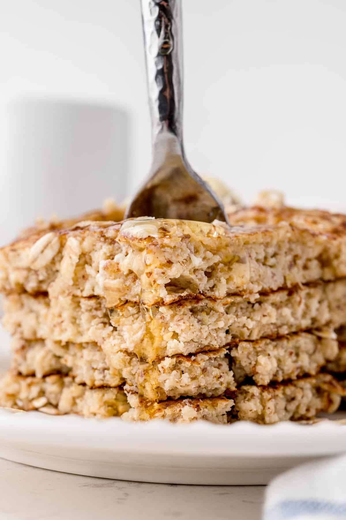 Pile de pancakes, coupée pour montrer la texture.