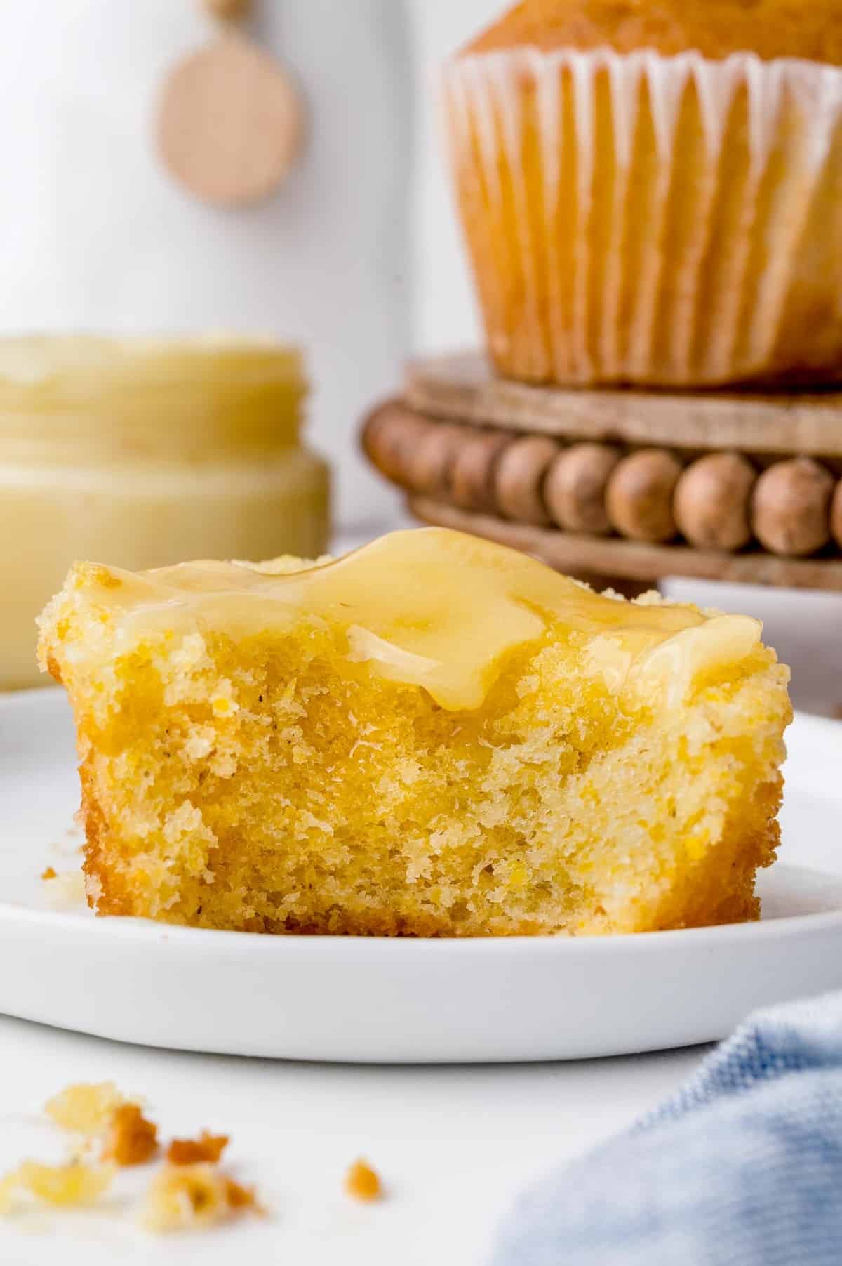 Beurre de miel sur une moitié de muffin de maïs.