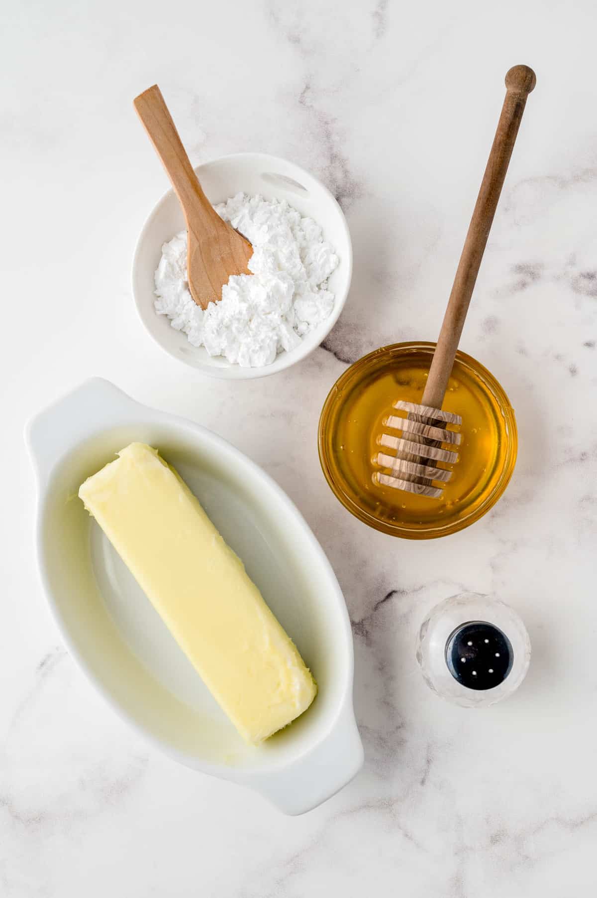 Ingrédients nécessaires à la recette incluant miel, beurre, sucre.
