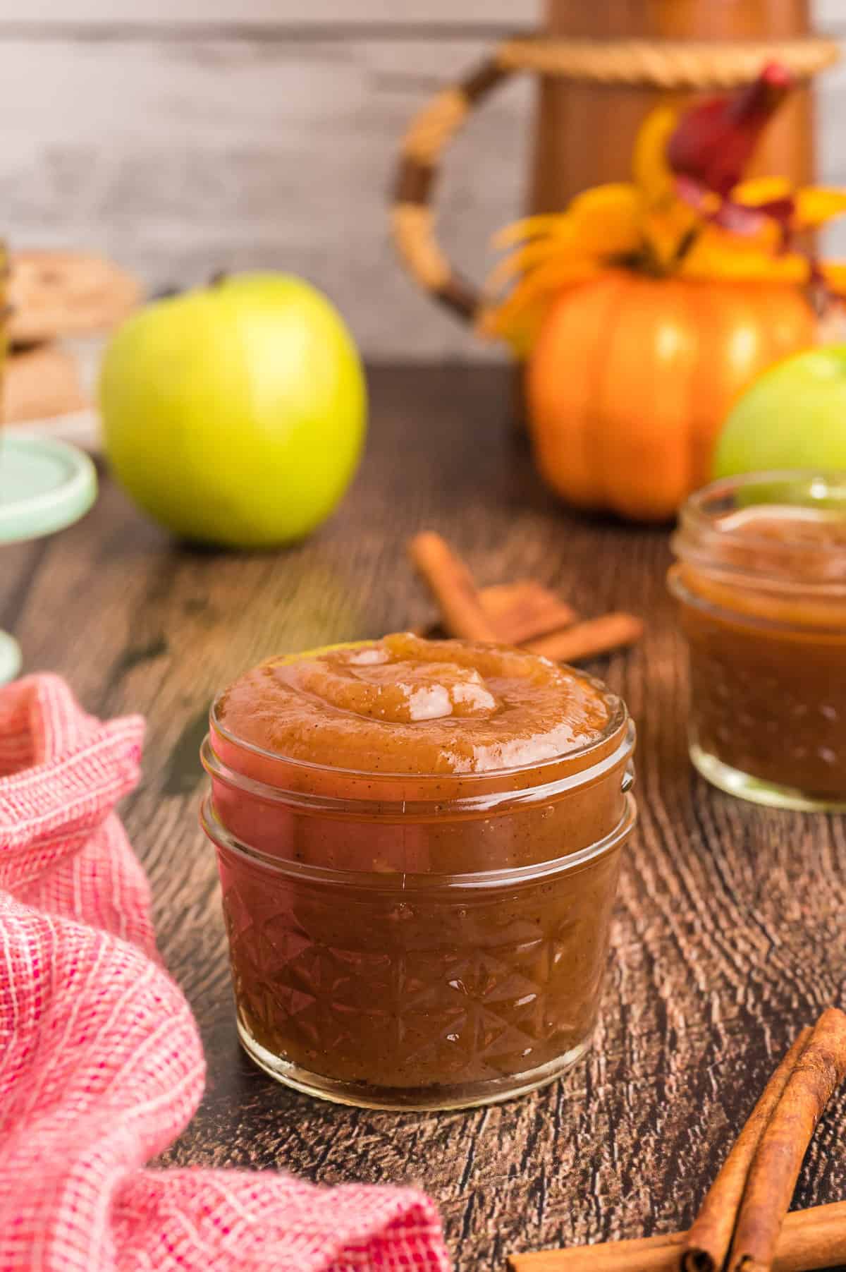 Tartinade de pomme épaisse dans un pot.